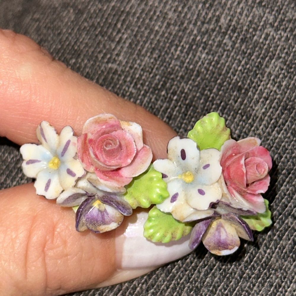 Vintage 50s/60s sculpted porcelain flowers‎ screw back earrings